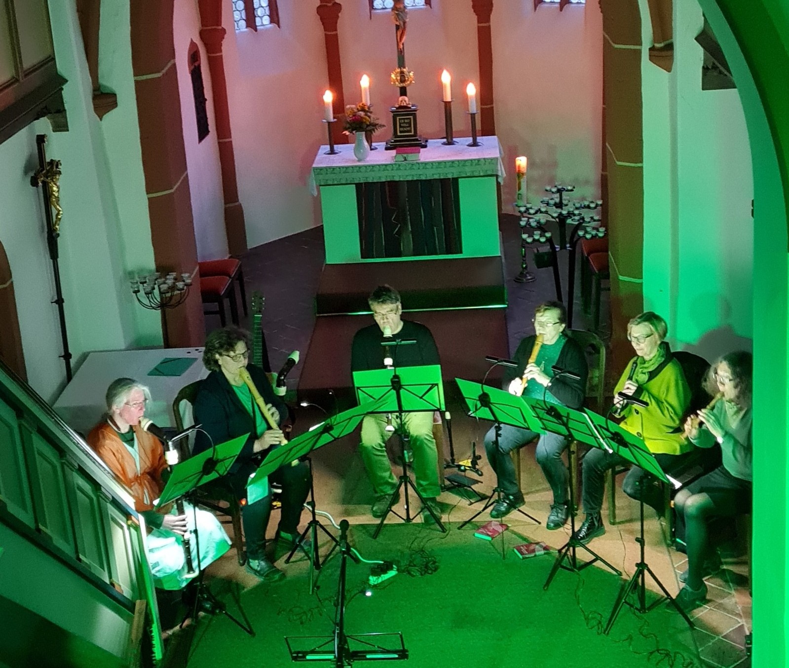 Das Blockflötenensemble ist aus der Nähe zu sehen.